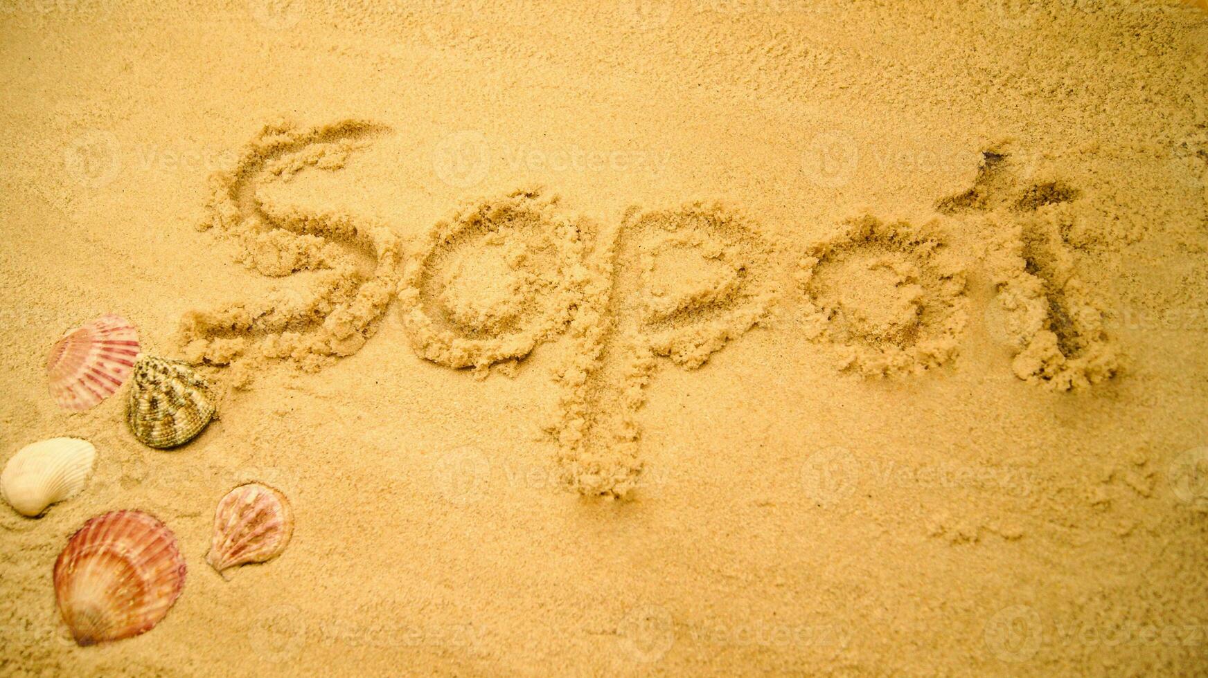 Briefe im Sand auf ein Strand. Urlaub Komposition zum Zoppot im Polen foto