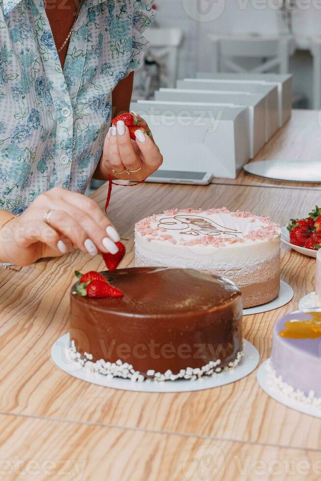 ein Stück von Schokolade Kuchen im das schneiden. Vorbereitung von Mousse Kuchen beim ein kulinarisch Meister Klasse. Kochen beim heim, hausgemacht Essen foto