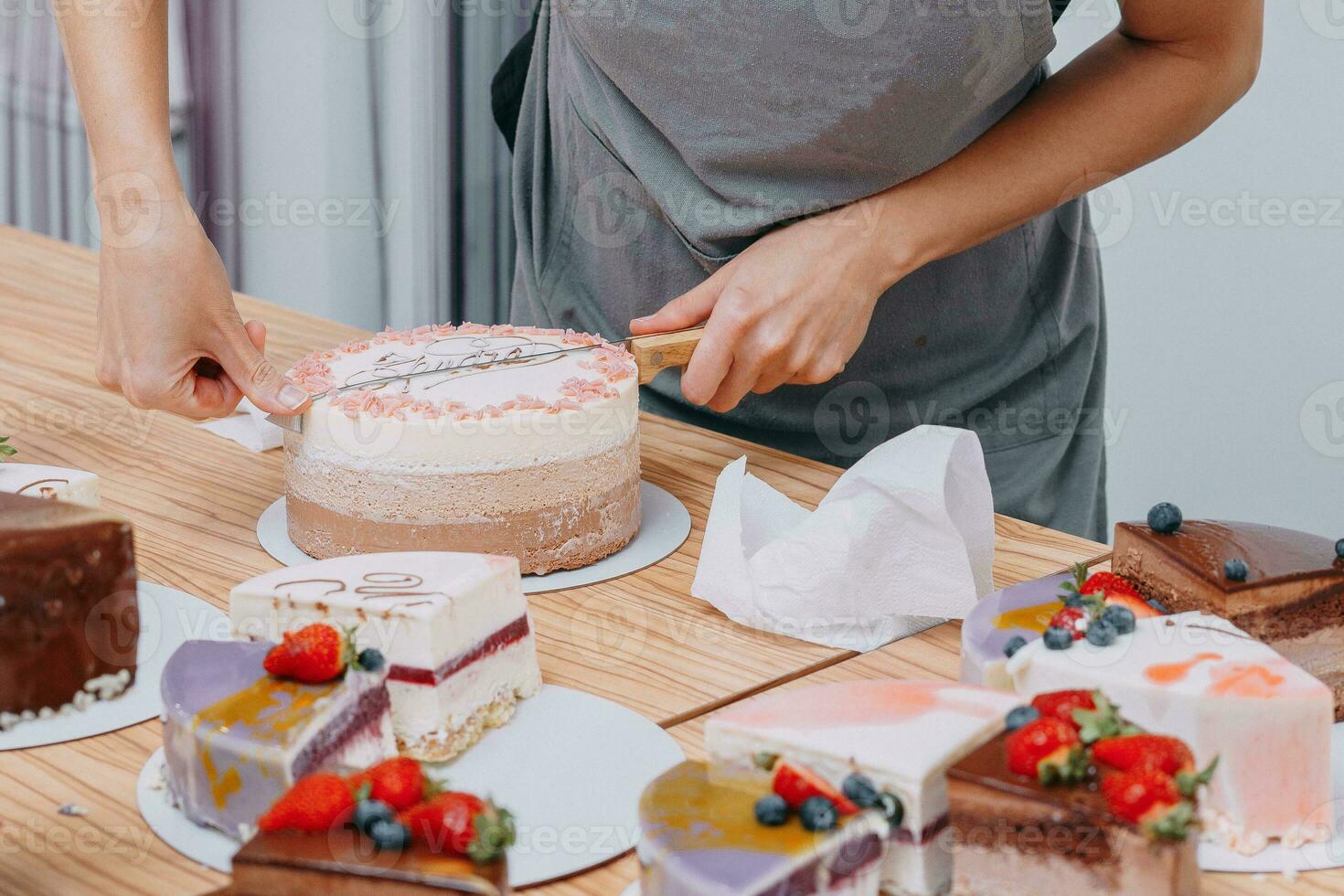 Schneiden ein Schokolade Mousse Kuchen auf das Tisch. Vorbereitung von Mousse Kuchen beim ein kulinarisch Meister Klasse. Kochen beim heim, hausgemacht Lebensmittel. foto