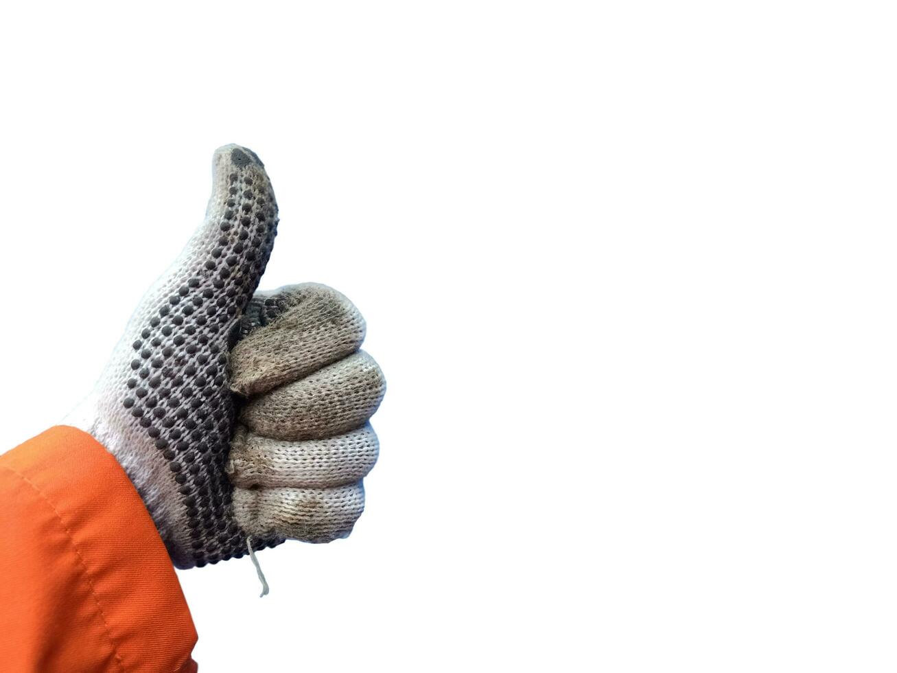 Mann Hand mit Arbeit Handschuh Daumen oben isoliert auf Weiß Hintergrund. zeigen positiv Geste nach Fertigstellung arbeiten. gut Arbeit, Spaß Stimmung und die Genehmigung Konzept. Kopieren Raum foto