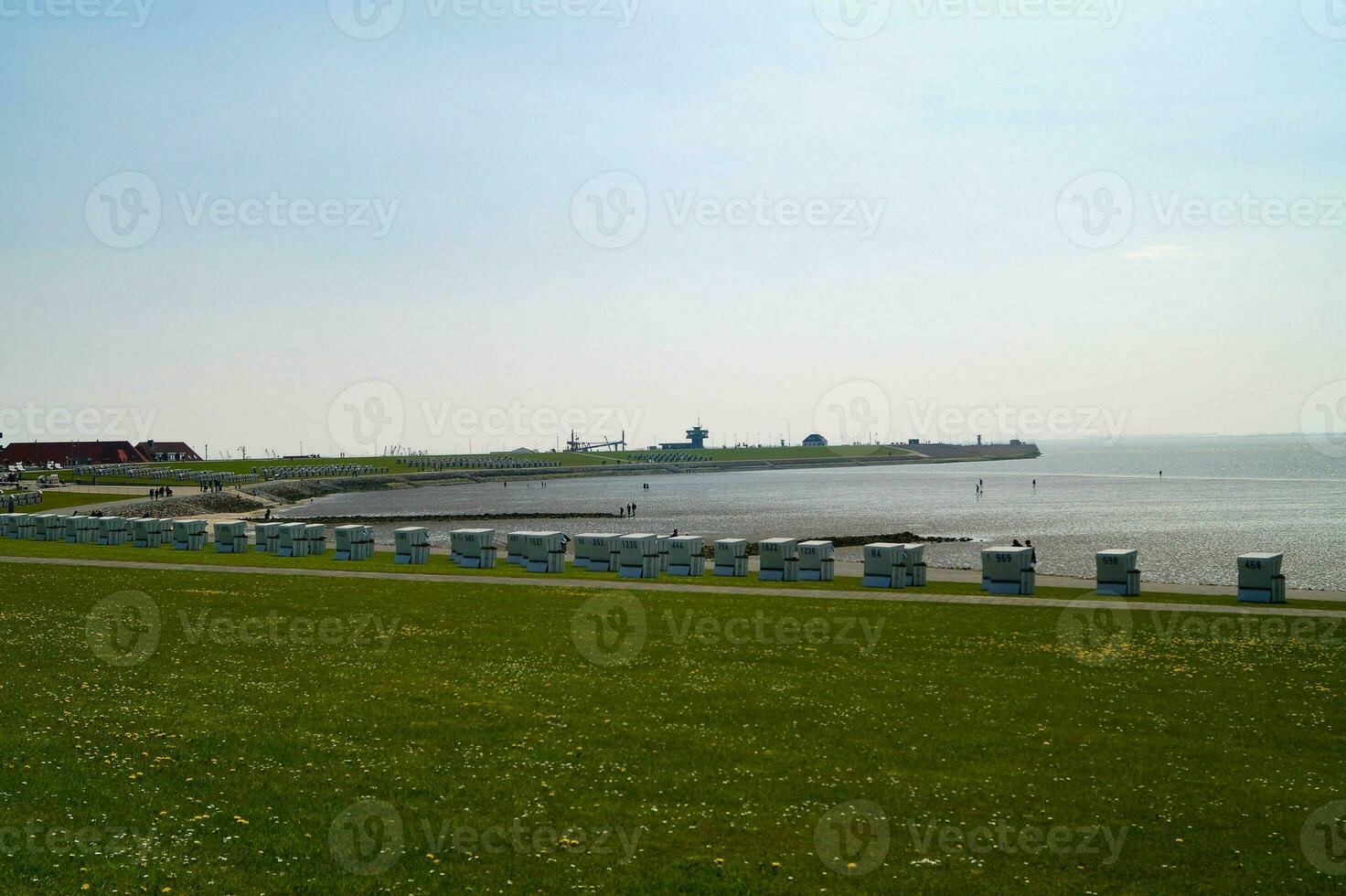 Büsum ist ein Dorf beim das Deutsche Nord Meer mit Hafen und Leuchtturm foto