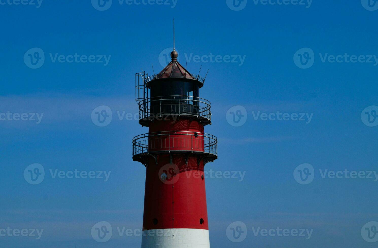 Büsum ist ein Dorf beim das Deutsche Nord Meer mit Hafen und Leuchtturm foto