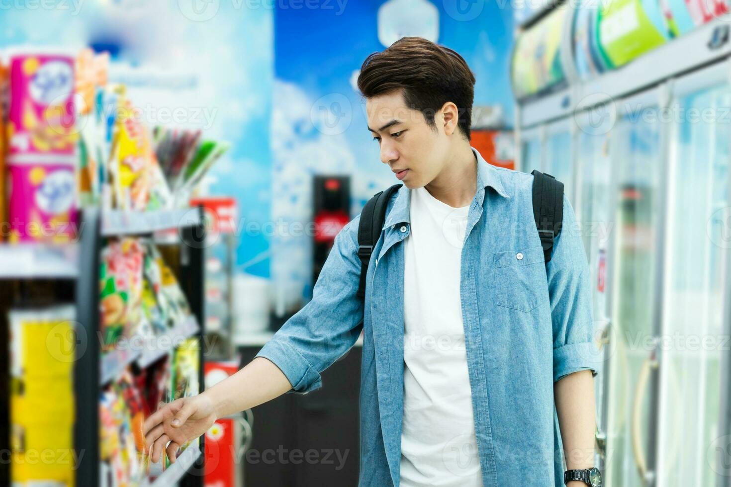 Bild von asiatisch Mann Einkaufen beim ein Bequemlichkeit Geschäft foto