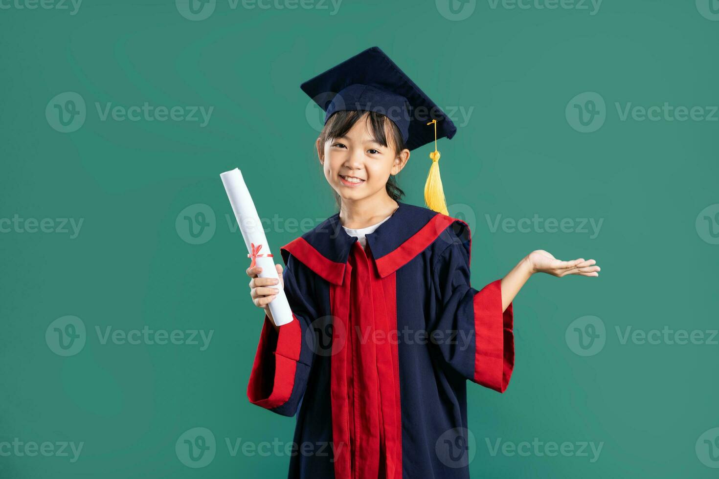 schön asiatisch Mädchen posieren auf Blau Hintergrund foto