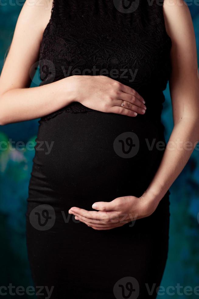 schwangere Frau in einem schönen Kleid foto