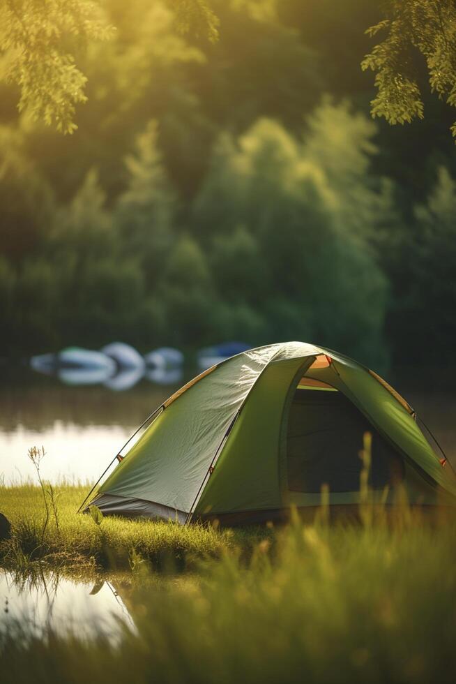 Morgen Reflexionen ein Zelt durch das Wald See beim Dämmerung, Camping ai generiert foto
