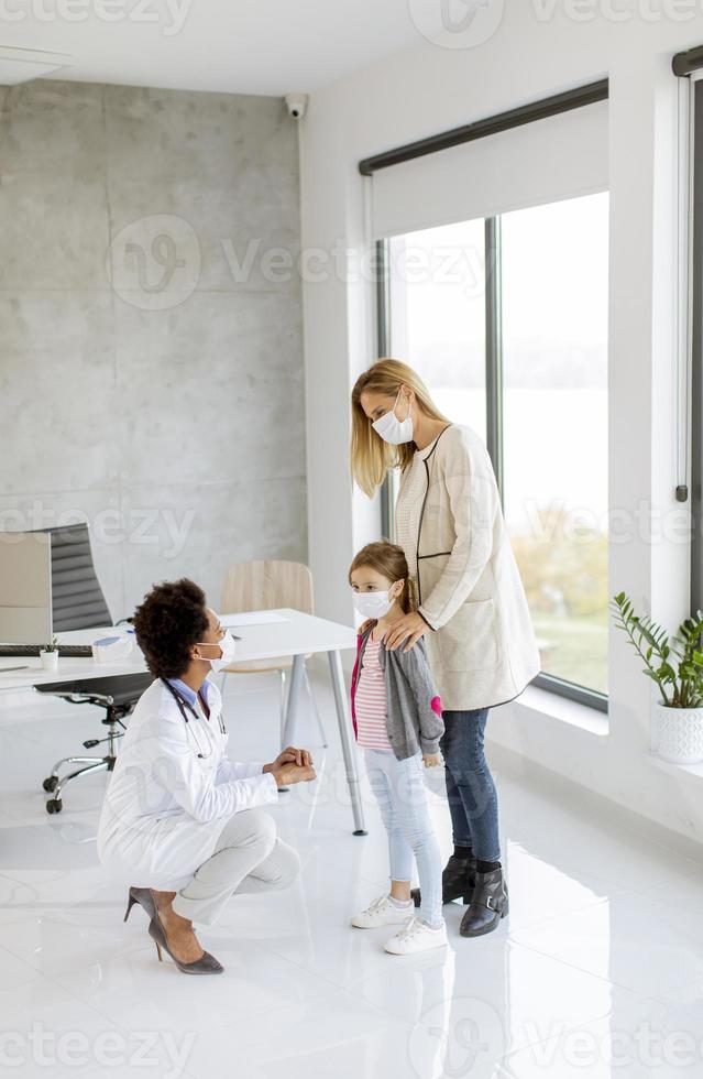 vertikale Ansicht einer Kinderarztuntersuchung foto