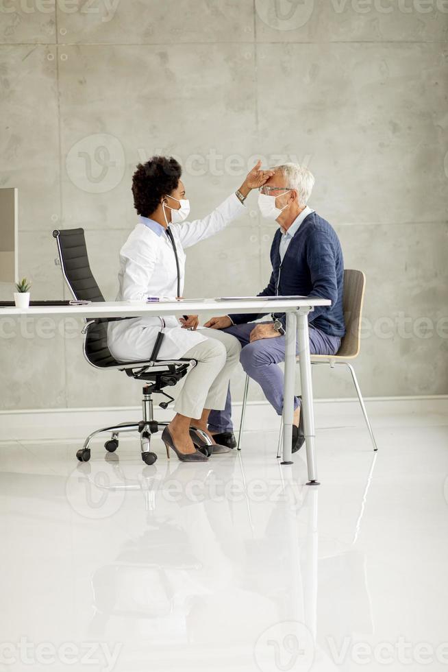 Arzt überprüft den Kopf des Patienten foto