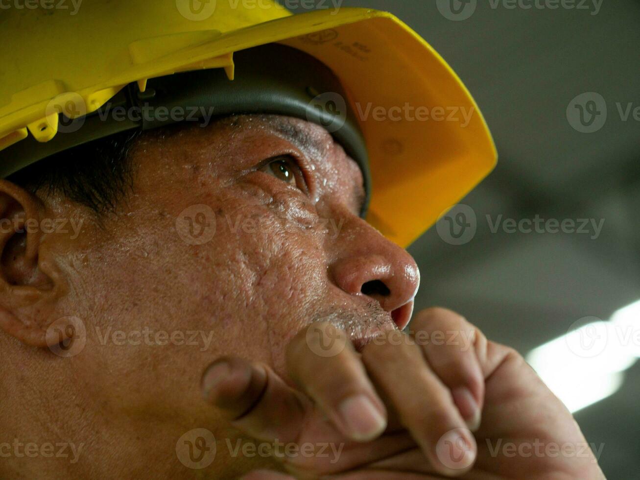 Mann männlich Person Menschen Fokus Gesicht Auge offen Foto Arbeit Mitarbeiter Mitarbeiter Gelb Helm Sicherheit Arbeit Job Werdegang Besetzung aussehen oben Fabrik Talkie Walkie Sicherheit Ingenieur Herstellung ai künstlich