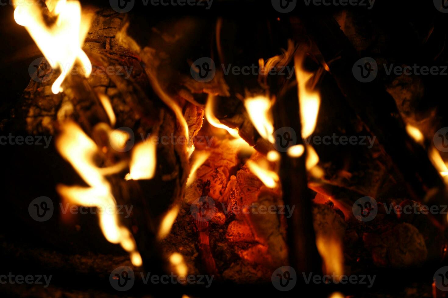 Feuer Flammen und Rauch von groß Protokolle schließen oben Grill Hintergrund Holz Verbrennung groß Größe hoch Qualität sofortig drucken foto