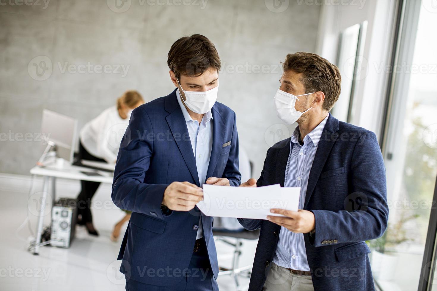 zwei maskierte Männer treffen sich foto