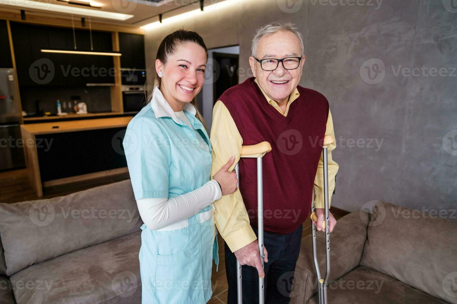 Krankenschwester Zuhause Pflegekraft ist assistieren alt Mann beim seine heim. Fachmann Gesundheit Unterstützung zum Alten Personen. foto
