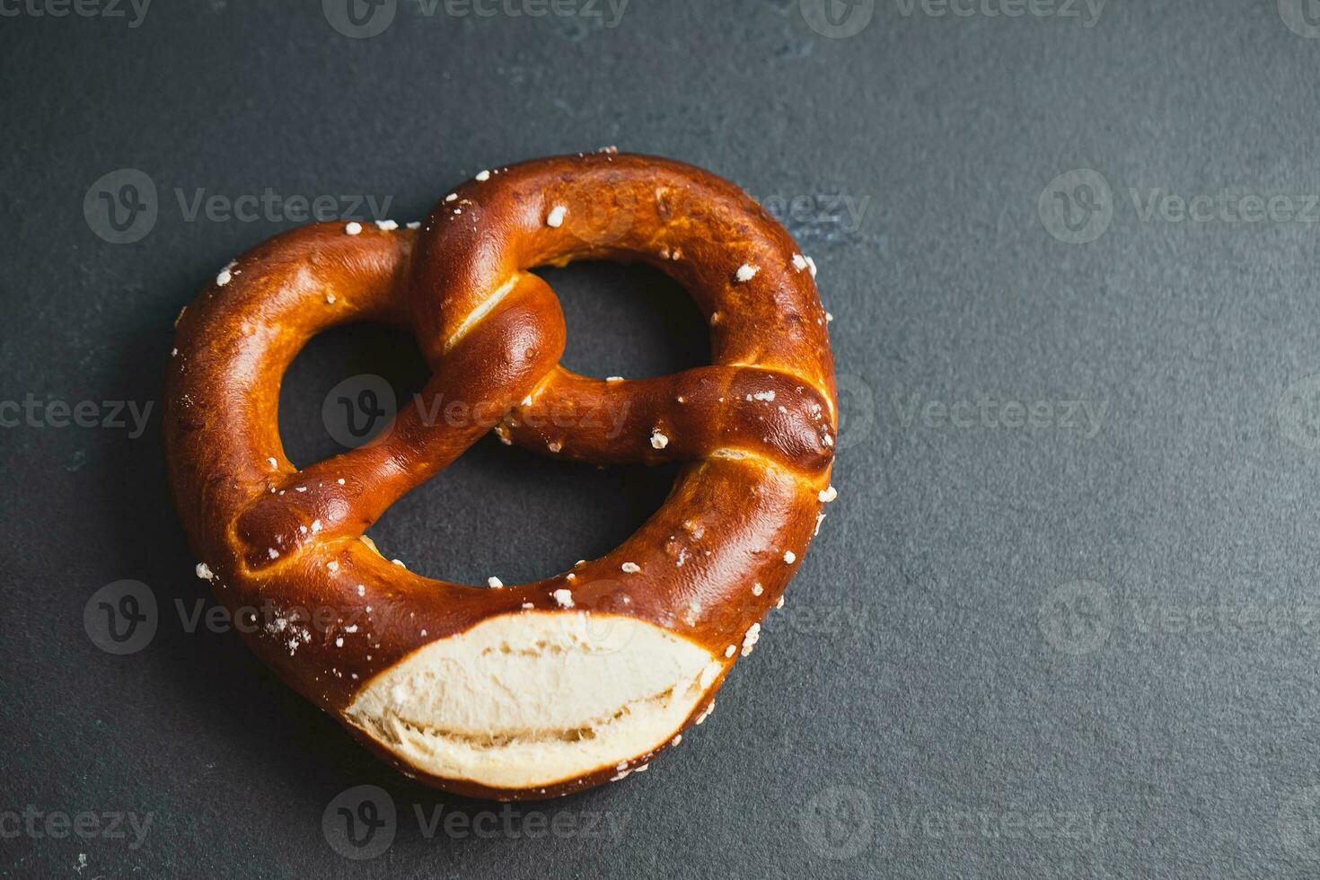 traditionell Sanft Brezel zum Oktoberfest auf schwarz Hintergrund, Kopieren Raum foto