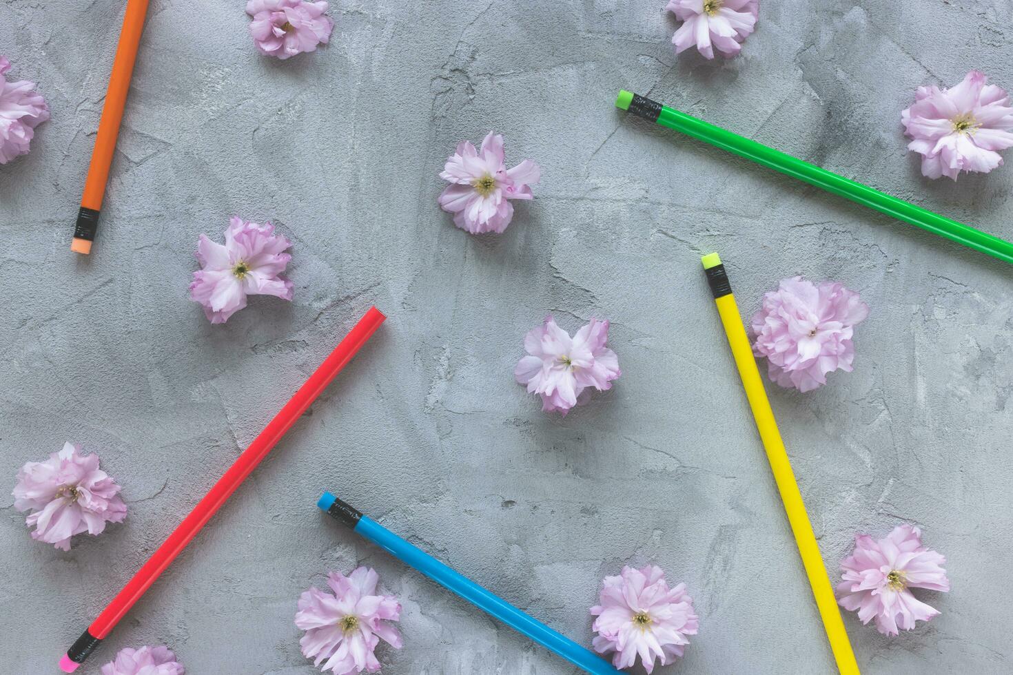 mehrfarbig Bleistifte und Frühling oder Sommer- Blumen foto