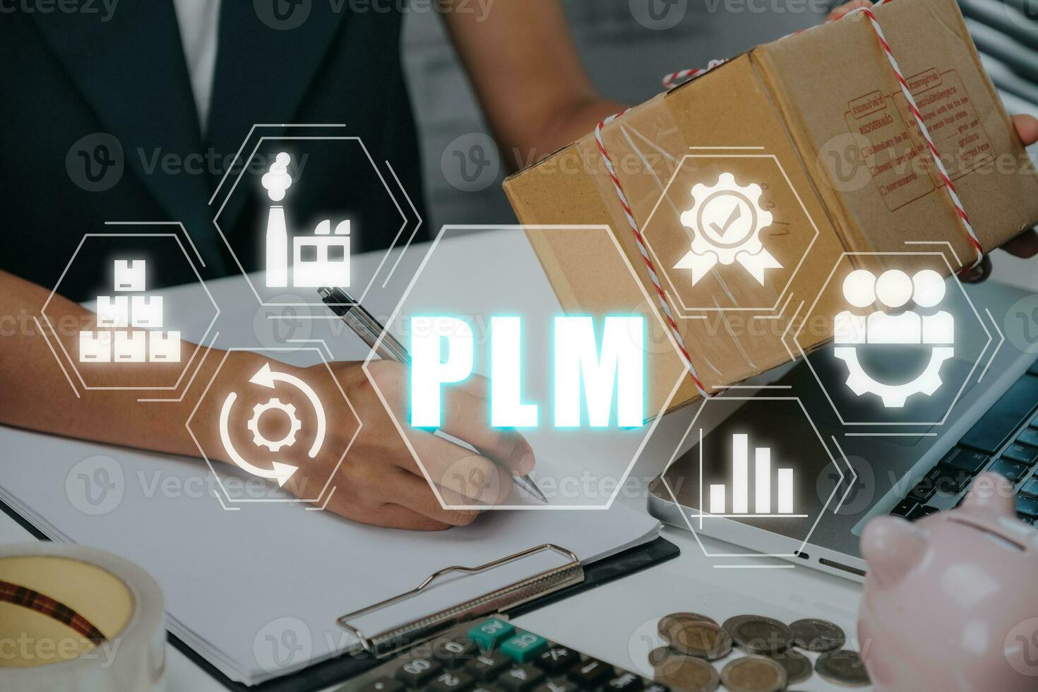 plm - - im Industrie, Produkt Lebenszyklus Verwaltung Konzept, Person Hand Arbeiten auf Schreibtisch mit plm Symbol auf virtuell Bildschirm, Programm Entwicklung, Technologie, Internet und Netzwerk. foto