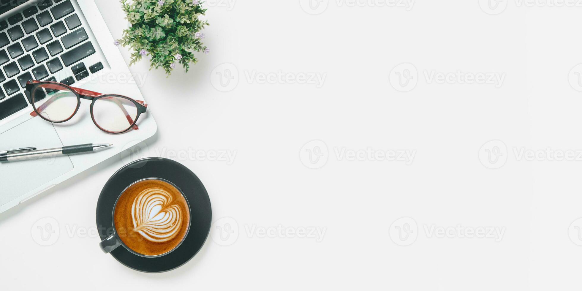 oben Sicht, Weiß Büro Schreibtisch mit Computer, Stift, Brille und Tasse von Kaffee, Kopieren Raum, spotten hoch.. foto