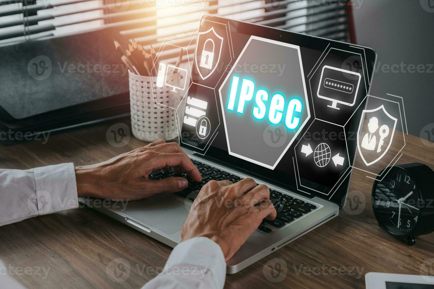 IPSec, Internet und Schutz Netzwerk Vektor Konzept, Person mit Laptop Computer auf Schreibtisch mit ipsec Symbol auf virtuell Bildschirm. foto