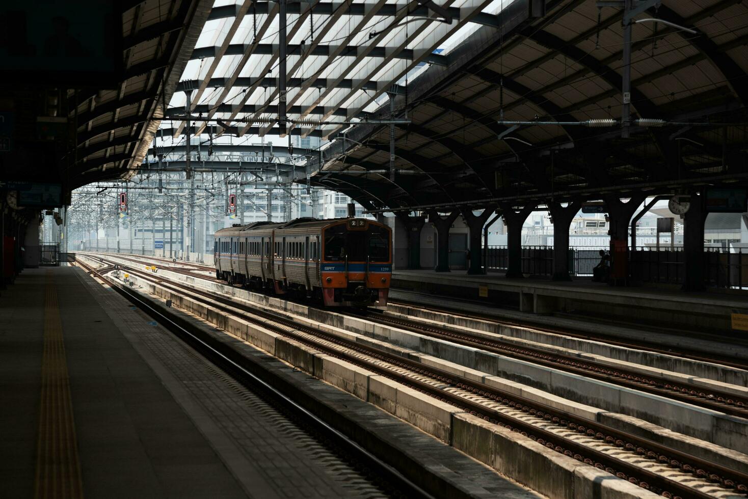 Bangkok, Thailand-22. April, 2023, rot Linie lange entfernt Zug Annäherung Laksi Bahnhof. foto