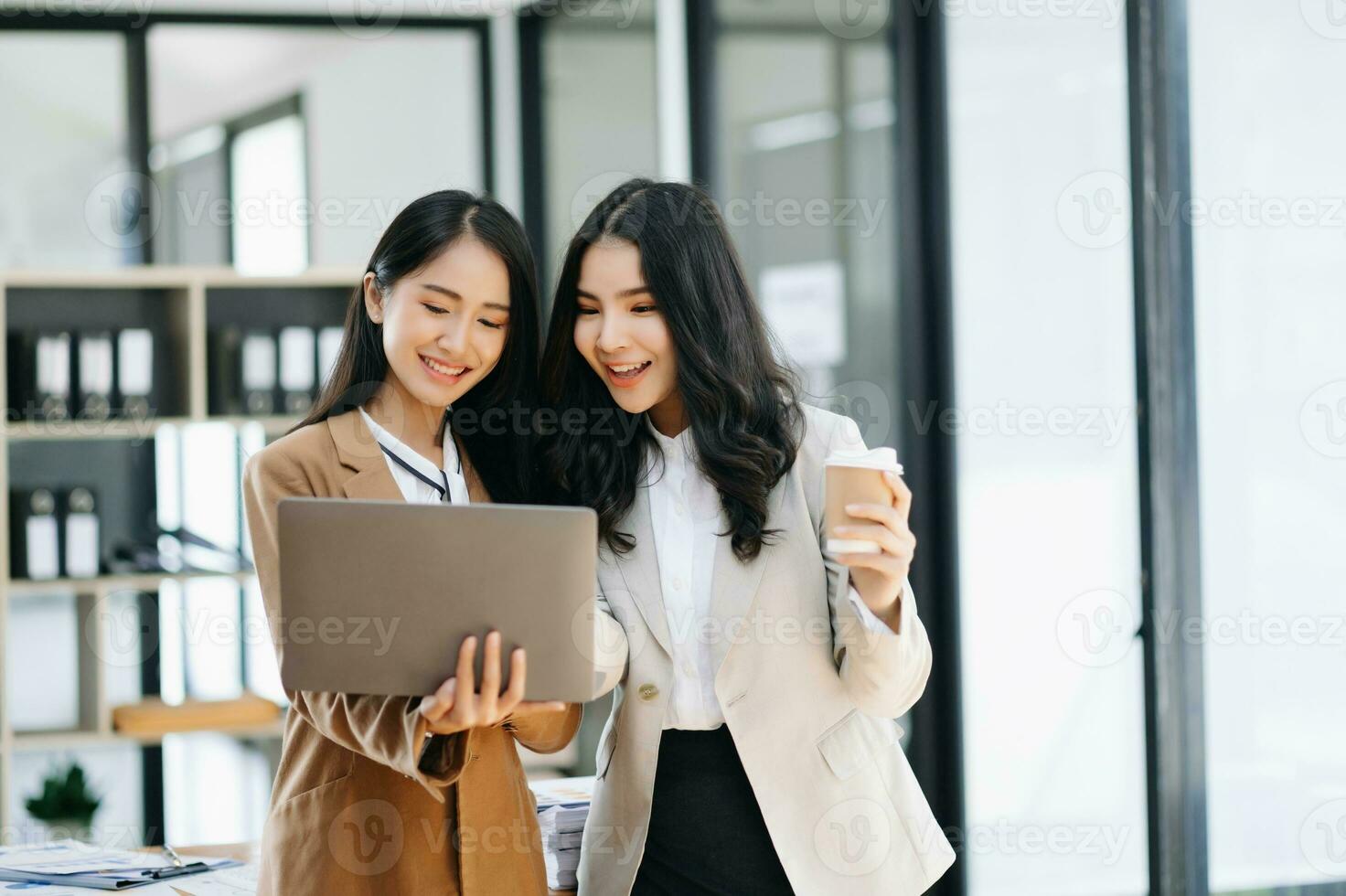 nett Führer Exekutive Manager Teilen und diskutieren Geschäft Lösungen planen Ideen auf Tablette mit asiatisch weiblich Marketing Manager im Büro. foto