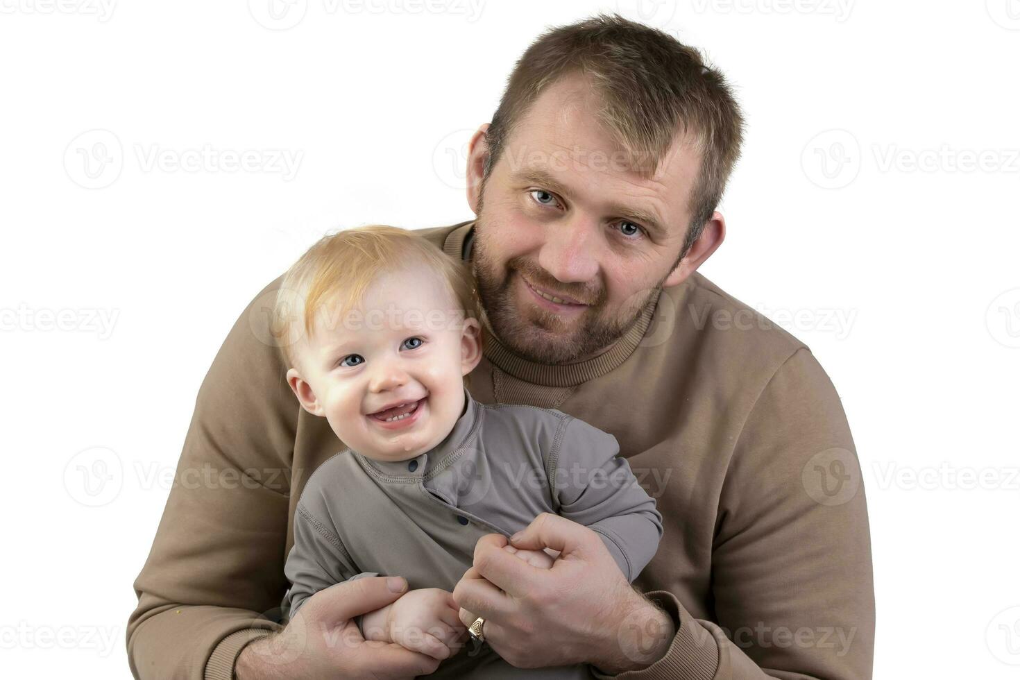 auf ein Weiß Hintergrund, ein Porträt von ein Vater und seine wenig ein Jahr alt Sohn. foto