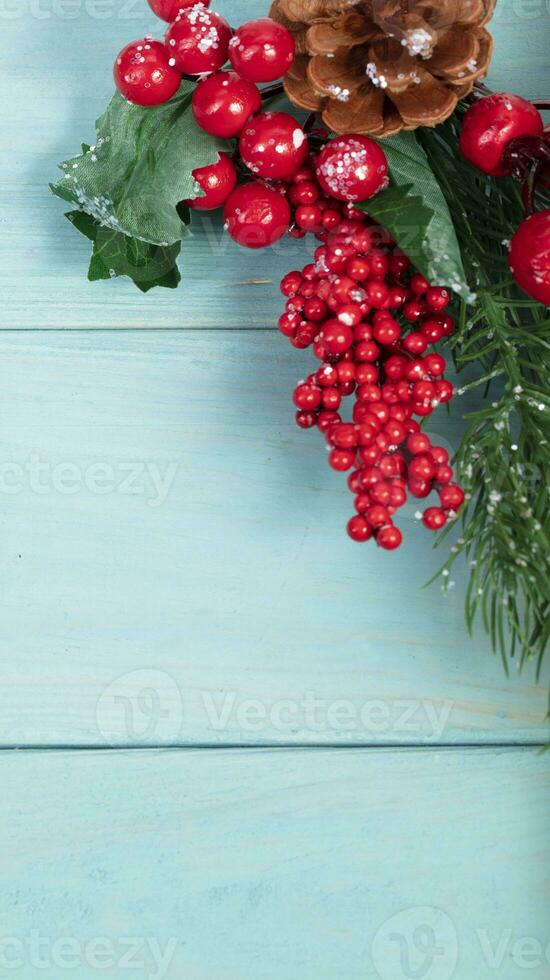 auf ein Türkis Holz Hintergrund, ein Dekoration von ein Fichte Ast und Zapfen. Weihnachten Hintergrund. foto