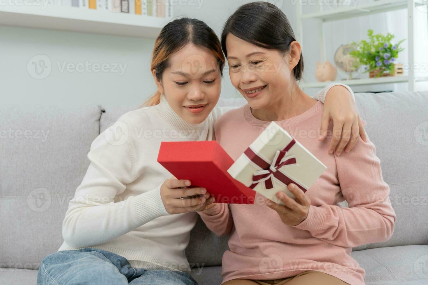 Mutter Tag, süß asiatisch Teen Mädchen geben Geschenk Box Mitte Alter Mama. Liebe, Kuss, Pflege, glücklich Lächeln genießen Familie Zeit. feiern Besondere Gelegenheit, glücklich Geburtstag, glücklich Neu Jahre, fröhlich Weihnachten foto