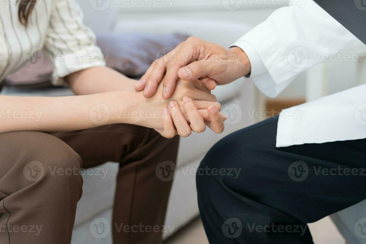 Psychiater halt Hand Unterstützung jeder während diskutieren Familie Themen. Arzt ermutigt und Empathie Frau leidet Depression. psychologisch, speichern Scheidung, Hand im Hand zusammen, Vertrauen, Pflege foto