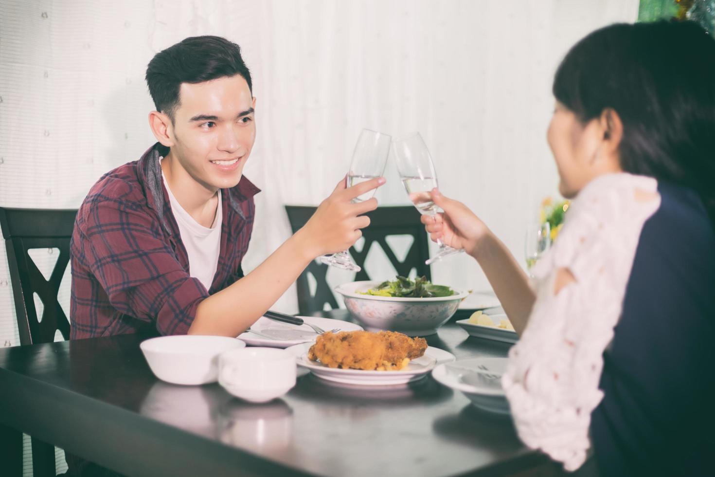 zwei Leute beim romantischen Abendessen foto