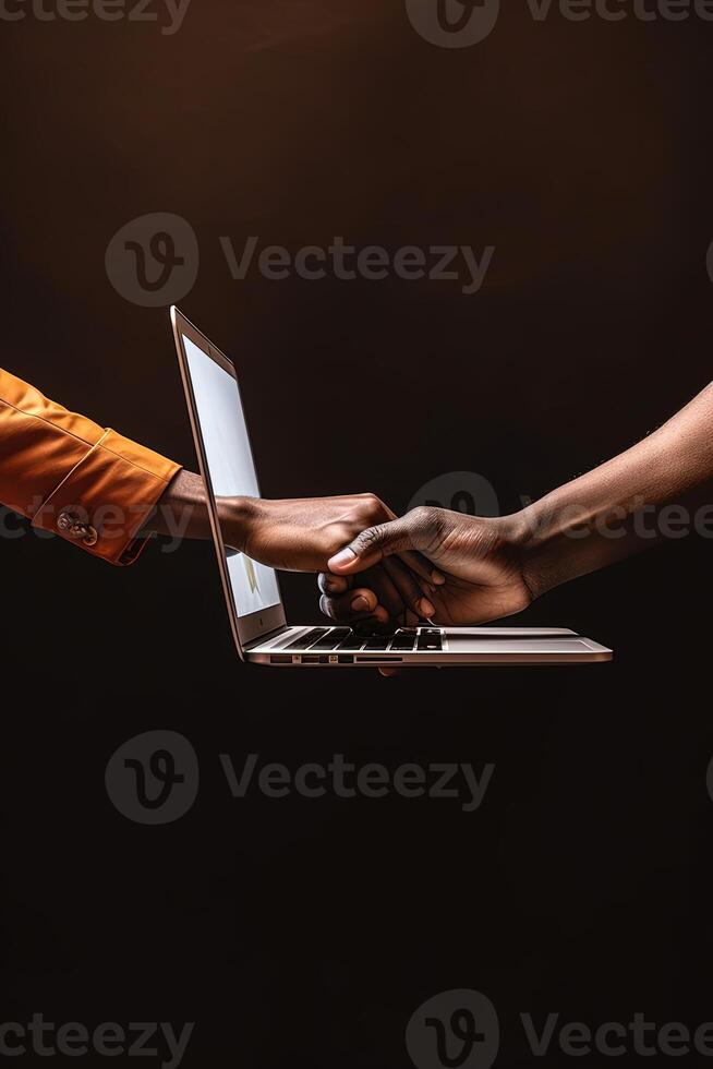 Foto Schuss von beiläufig oder freundlich Handschlag durch Laptop zum virtuell treffen.