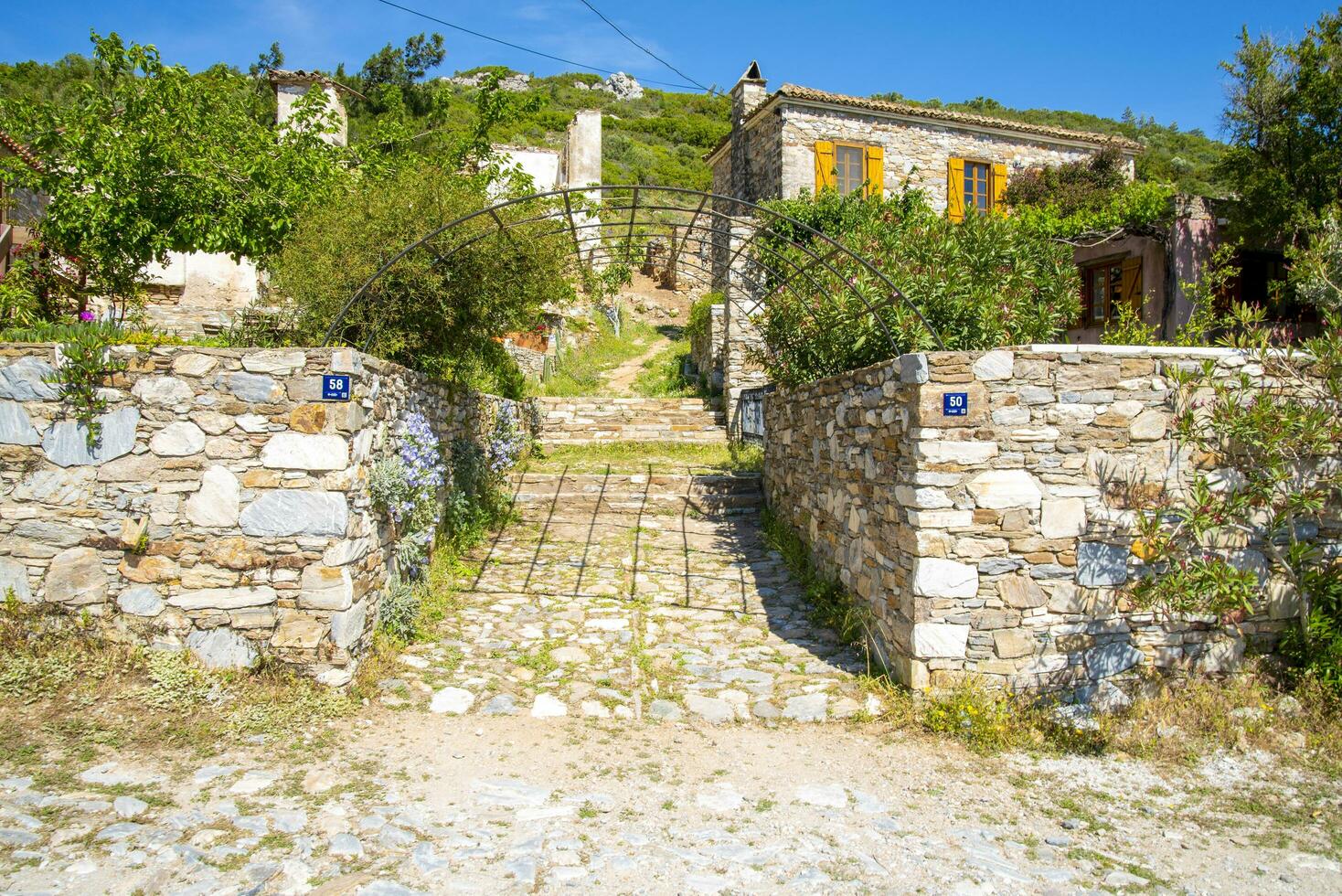 Stein Türkisch Zaun Nächster zu das Haus auf ein sonnig und Sommer- Tag. foto