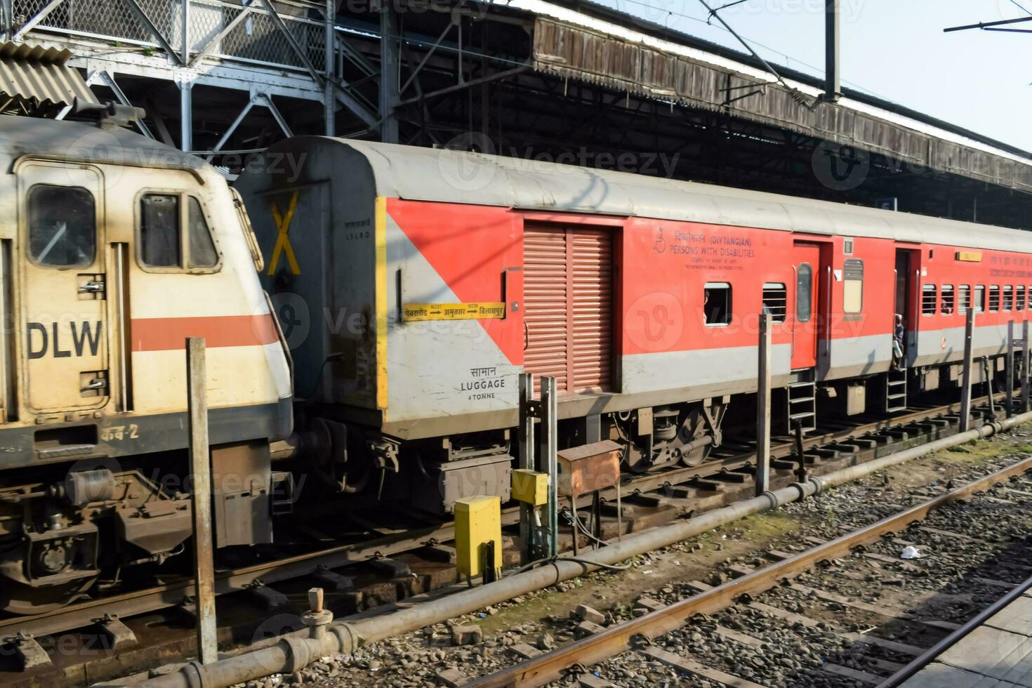 indisch Eisenbahn Zug beim Amritsar Eisenbahn Bahnhof Plattform während Morgen Zeit, bunt Zug beim Amritsar, Punjab Eisenbahn Bahnhof foto