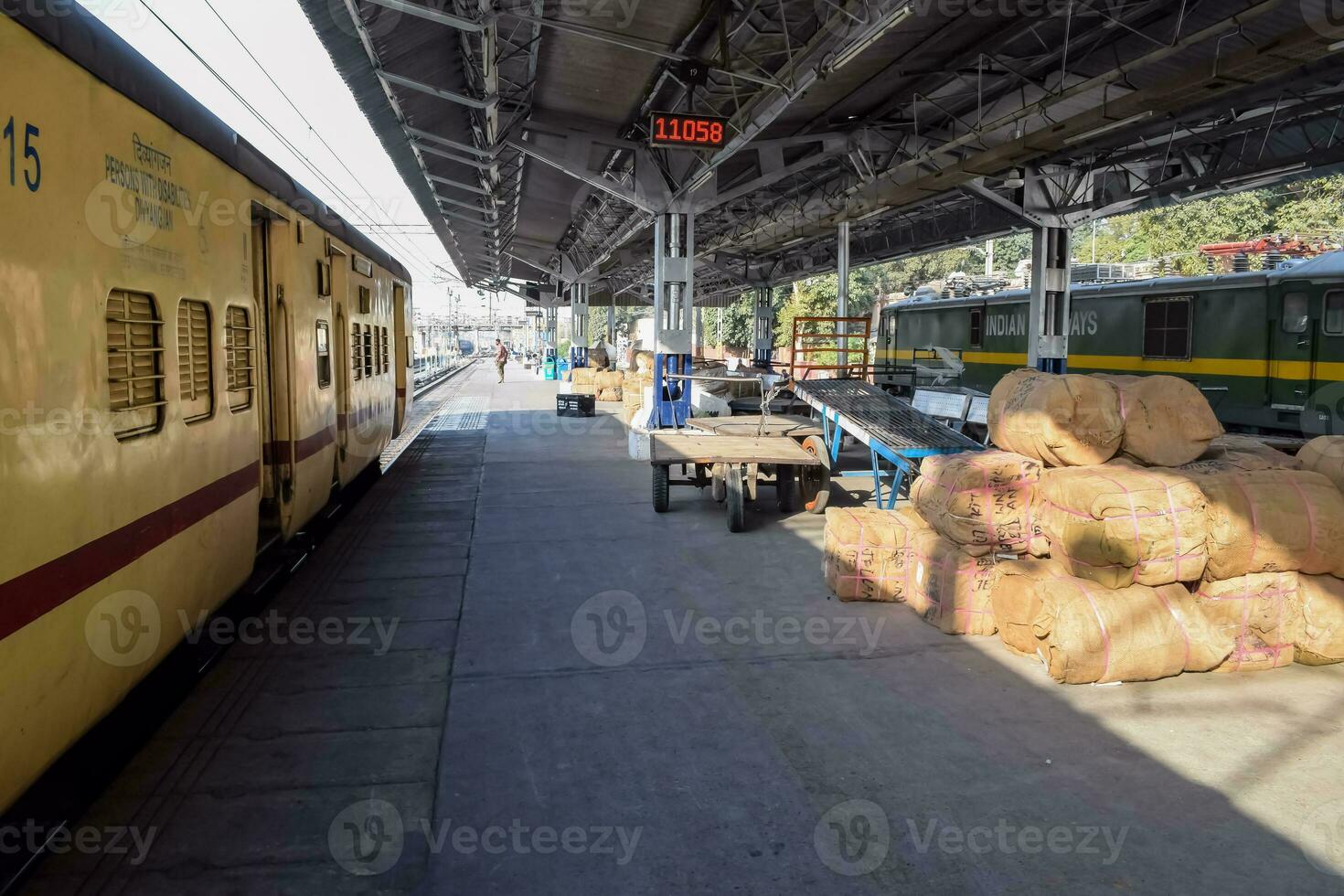 indisch Eisenbahn Zug beim Amritsar Eisenbahn Bahnhof Plattform während Morgen Zeit, bunt Zug beim Amritsar, Punjab Eisenbahn Bahnhof foto