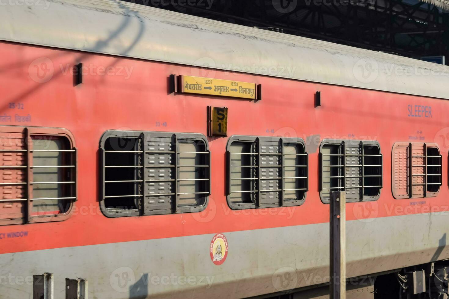 indisch Eisenbahn Zug beim Amritsar Eisenbahn Bahnhof Plattform während Morgen Zeit, bunt Zug beim Amritsar, Punjab Eisenbahn Bahnhof foto