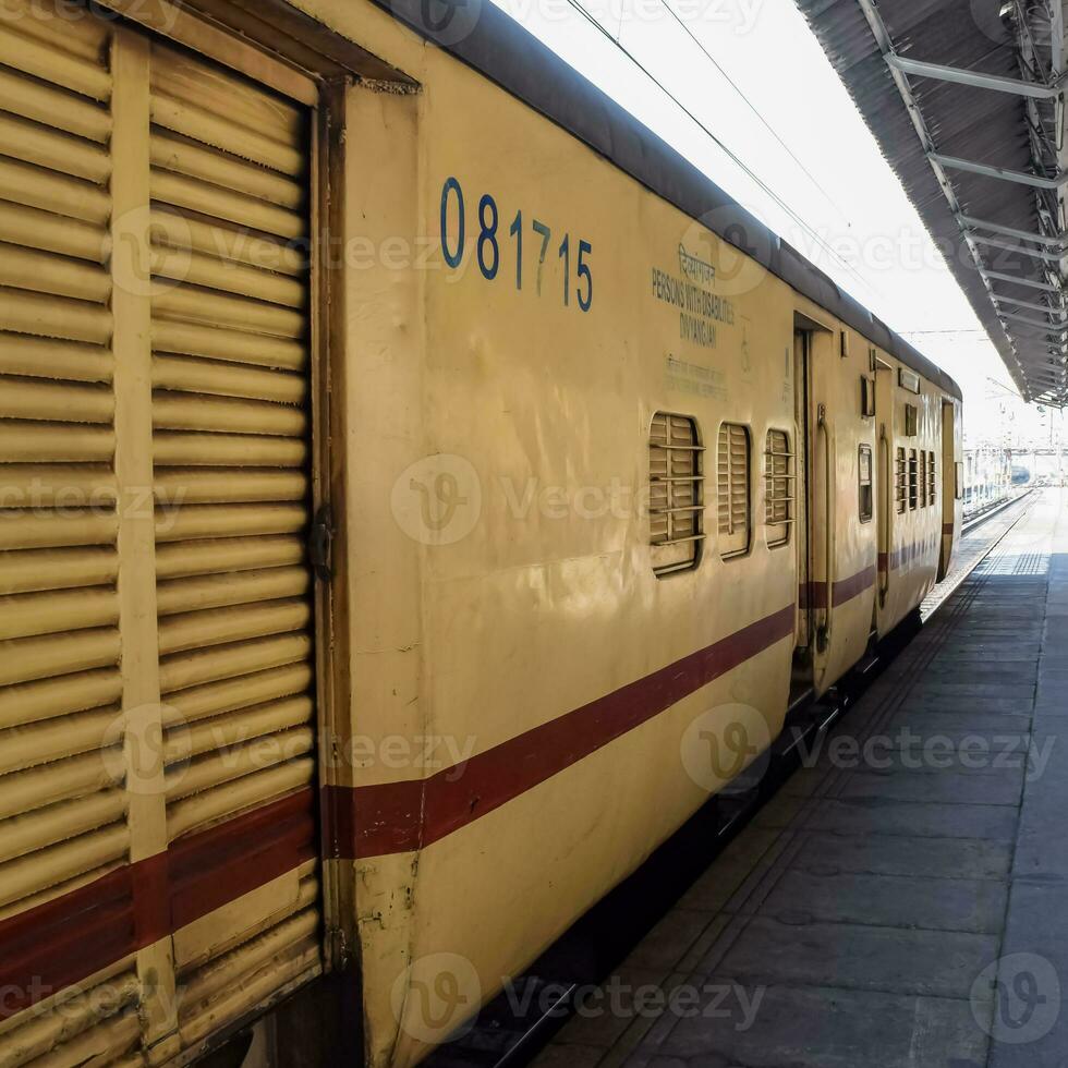 indisch Eisenbahn Zug beim Amritsar Eisenbahn Bahnhof Plattform während Morgen Zeit, bunt Zug beim Amritsar, Punjab Eisenbahn Bahnhof foto