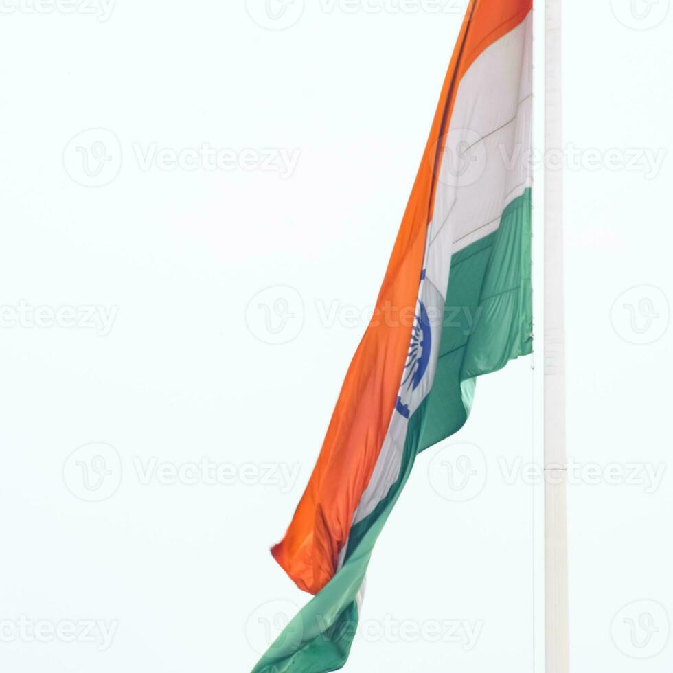 Indien-Flagge, die hoch am Connaught-Platz mit Stolz auf den blauen Himmel fliegt, Indien-Flagge flattert, indische Flagge am Unabhängigkeitstag und Tag der Republik Indien, Schuss nach oben geneigt, indische Flagge schwenkend, Har Ghar Tiranga foto