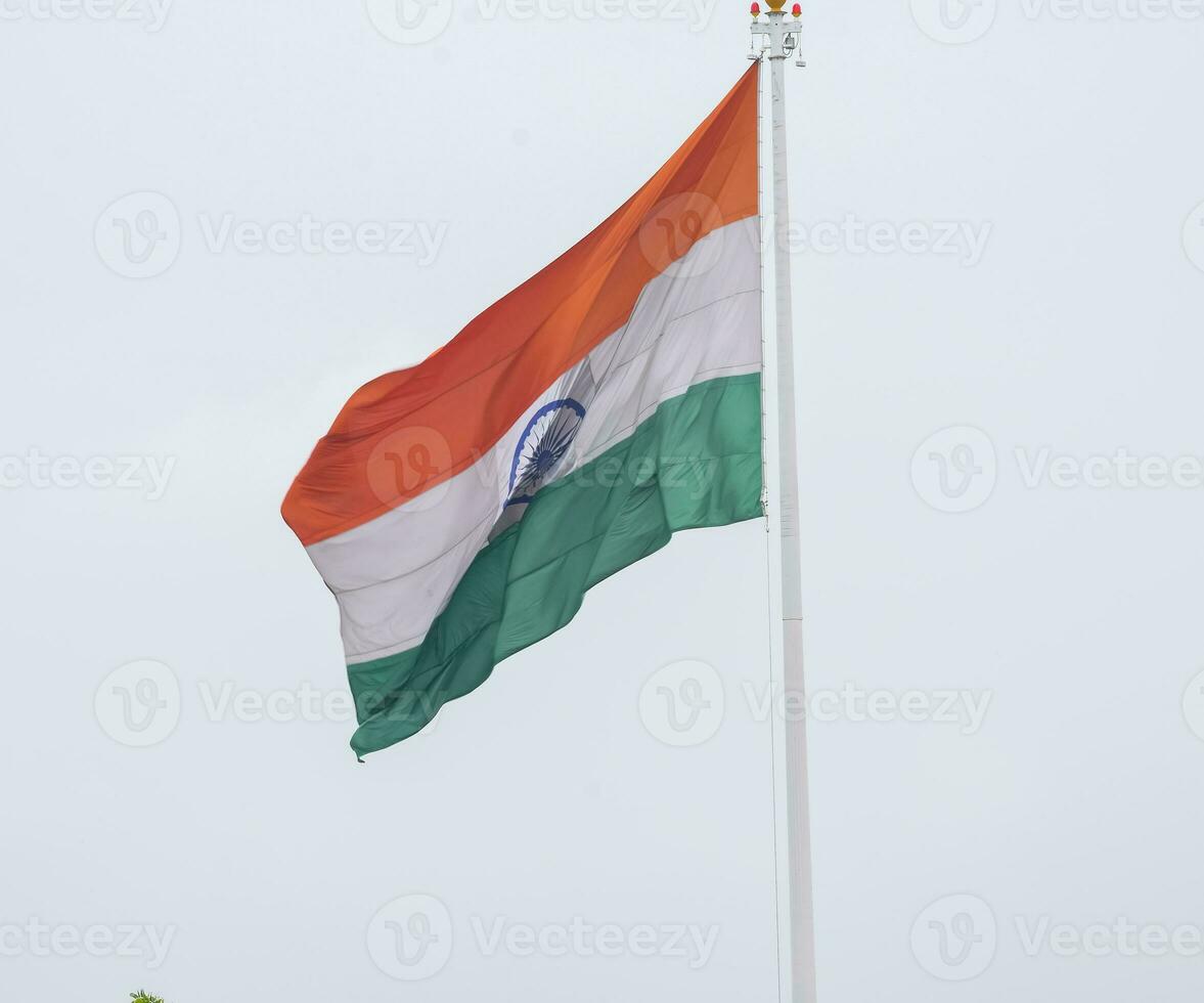 Indien-Flagge, die hoch am Connaught-Platz mit Stolz auf den blauen Himmel fliegt, Indien-Flagge flattert, indische Flagge am Unabhängigkeitstag und Tag der Republik Indien, Schuss nach oben geneigt, indische Flagge schwenkend, Har Ghar Tiranga foto