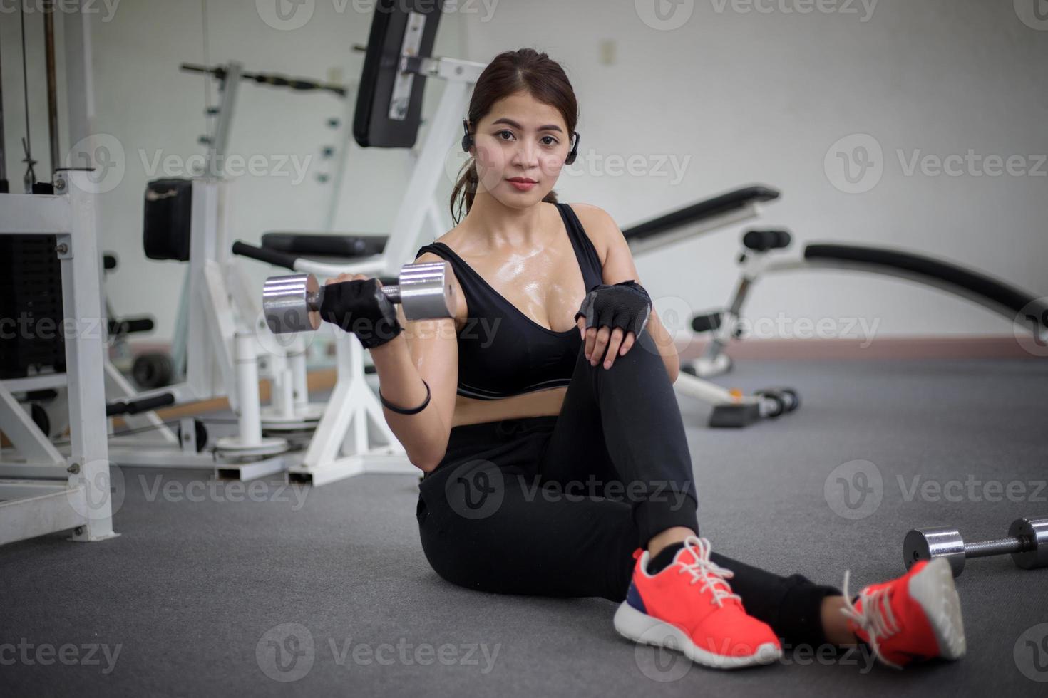 Frau, die Hanteln hebt foto