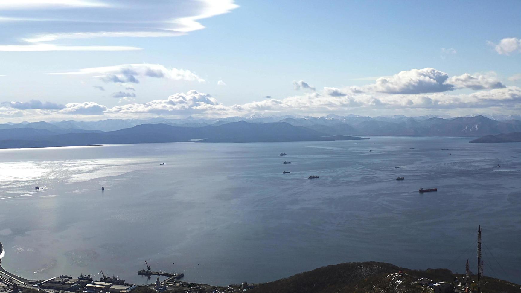 Luftaufnahme der Landschaft mit Blick auf Petropawlowsk Kamtschatski foto