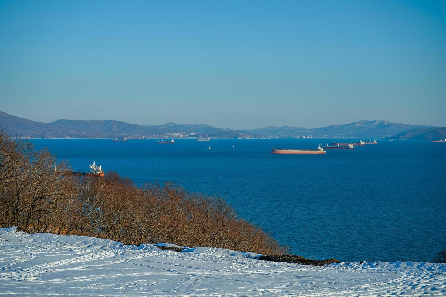 Naturlandschaft mit Blick auf die Nachodka-Bucht foto