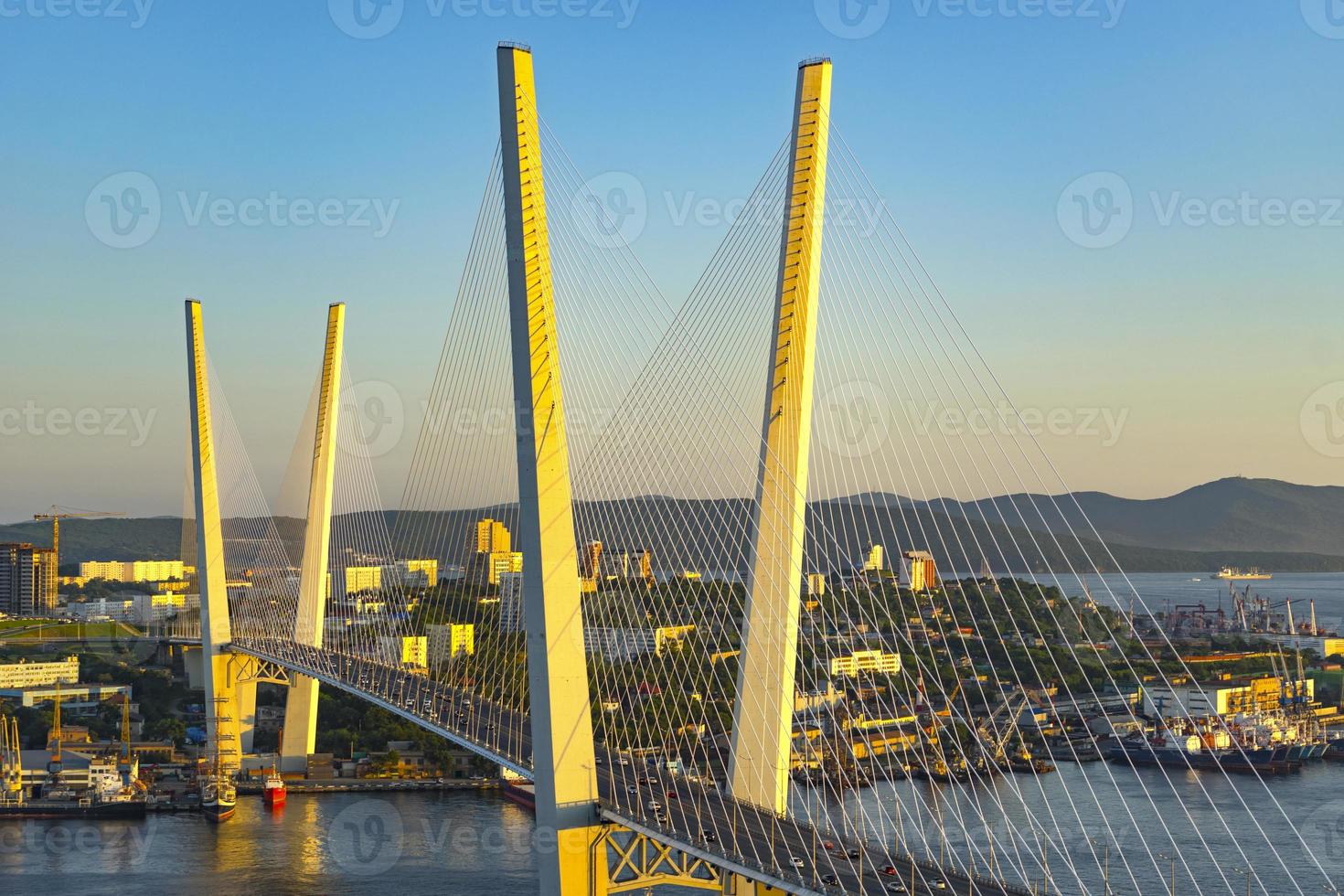 Die goldene Brücke ist ein Wahrzeichen der Stadt bei Sonnenuntergang foto