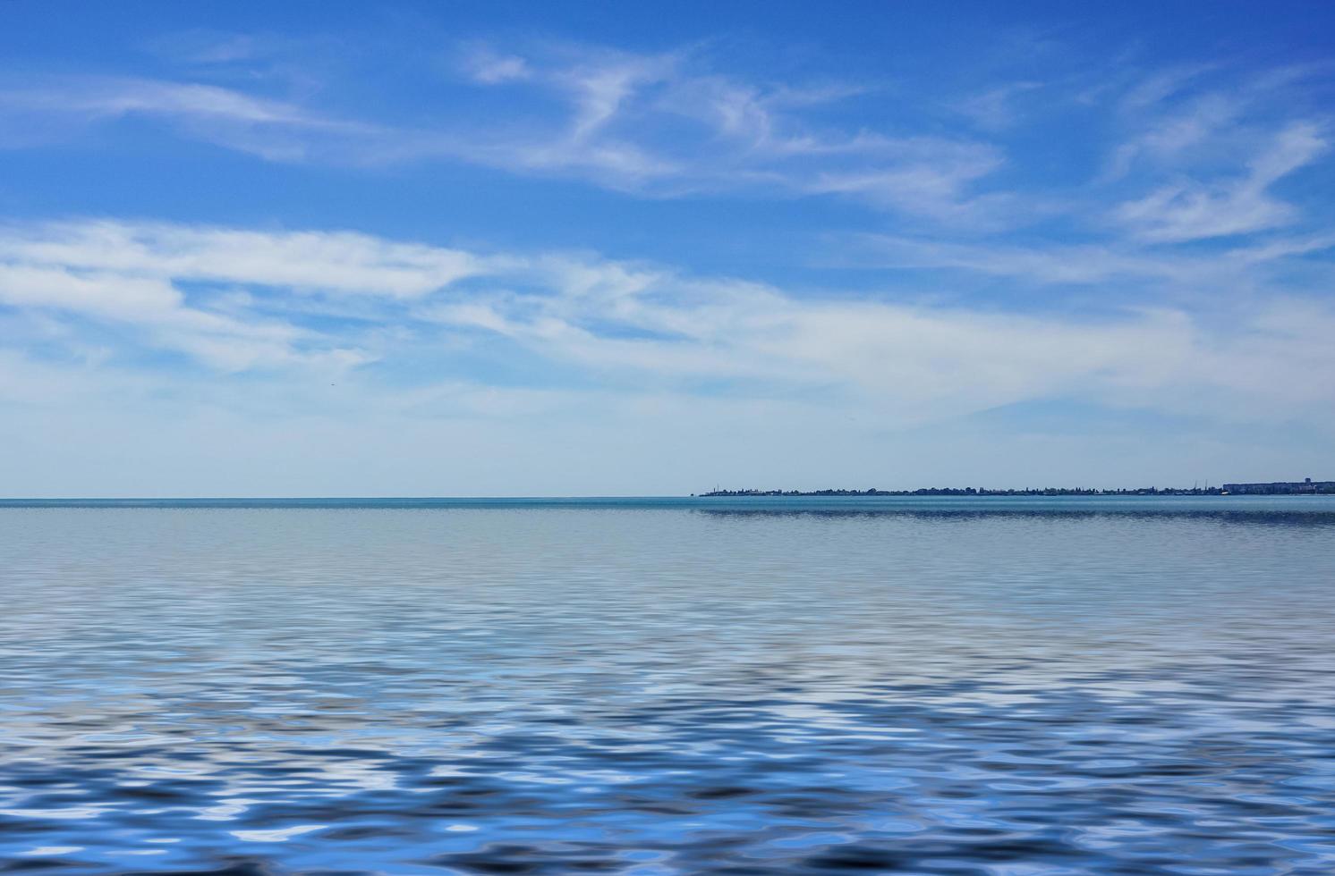 Seelandschaft mit einem großen Kieselstrand und blauem Meer bis zum Horizont foto