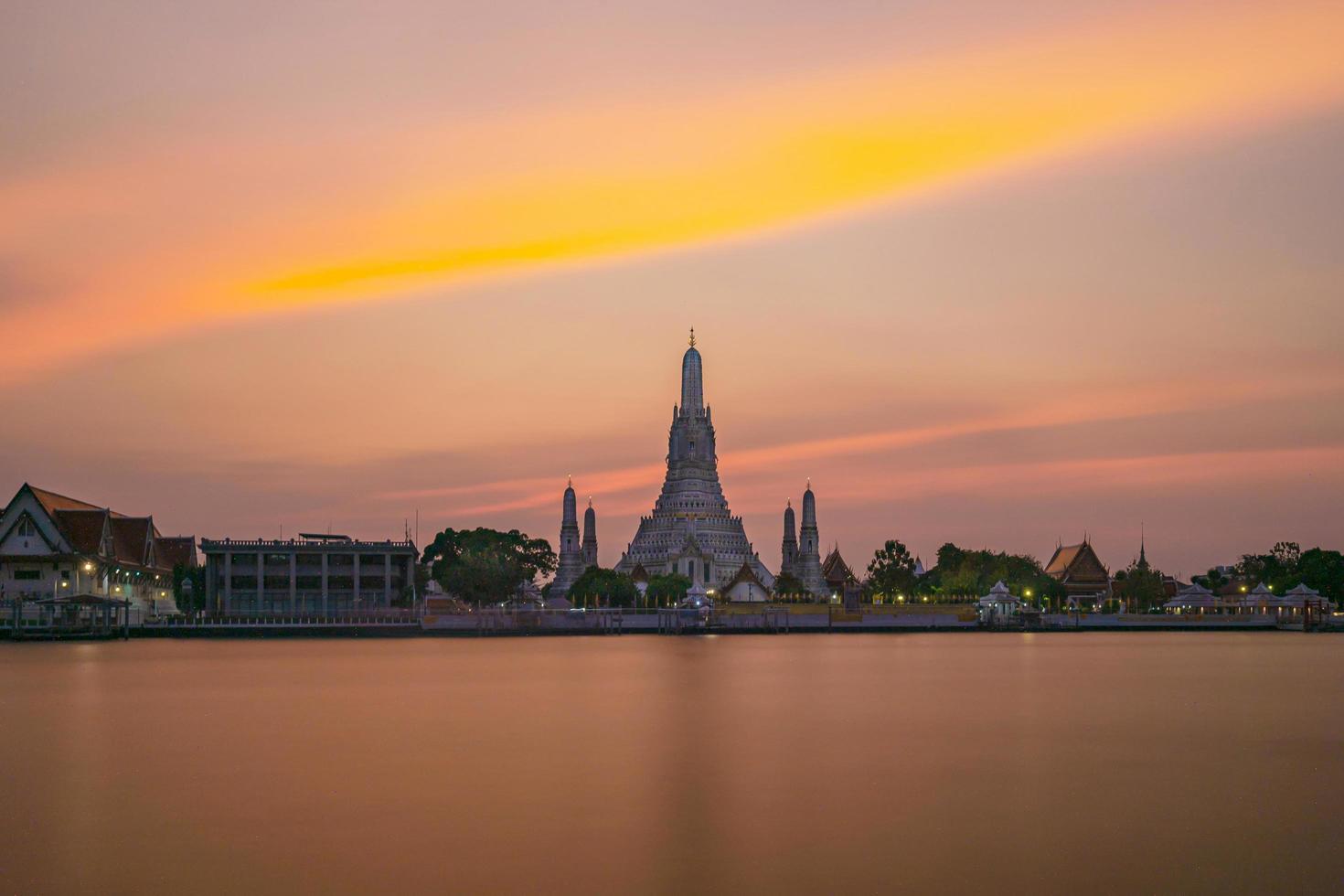 Wat Arun Ratchawaram Ratchaworamawihan bei Sonnenuntergang Dämmerung Himmel Bangkok Thailand foto