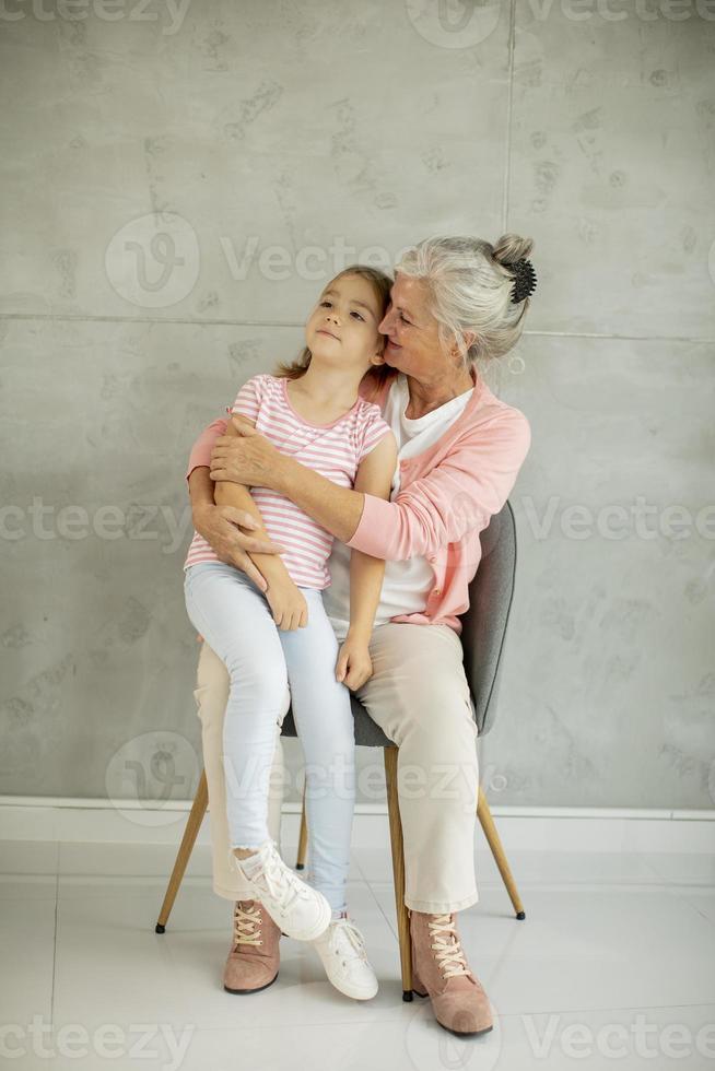 Großmutter hält Enkelin foto