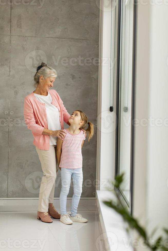 Großmutter schaut Enkelin an foto