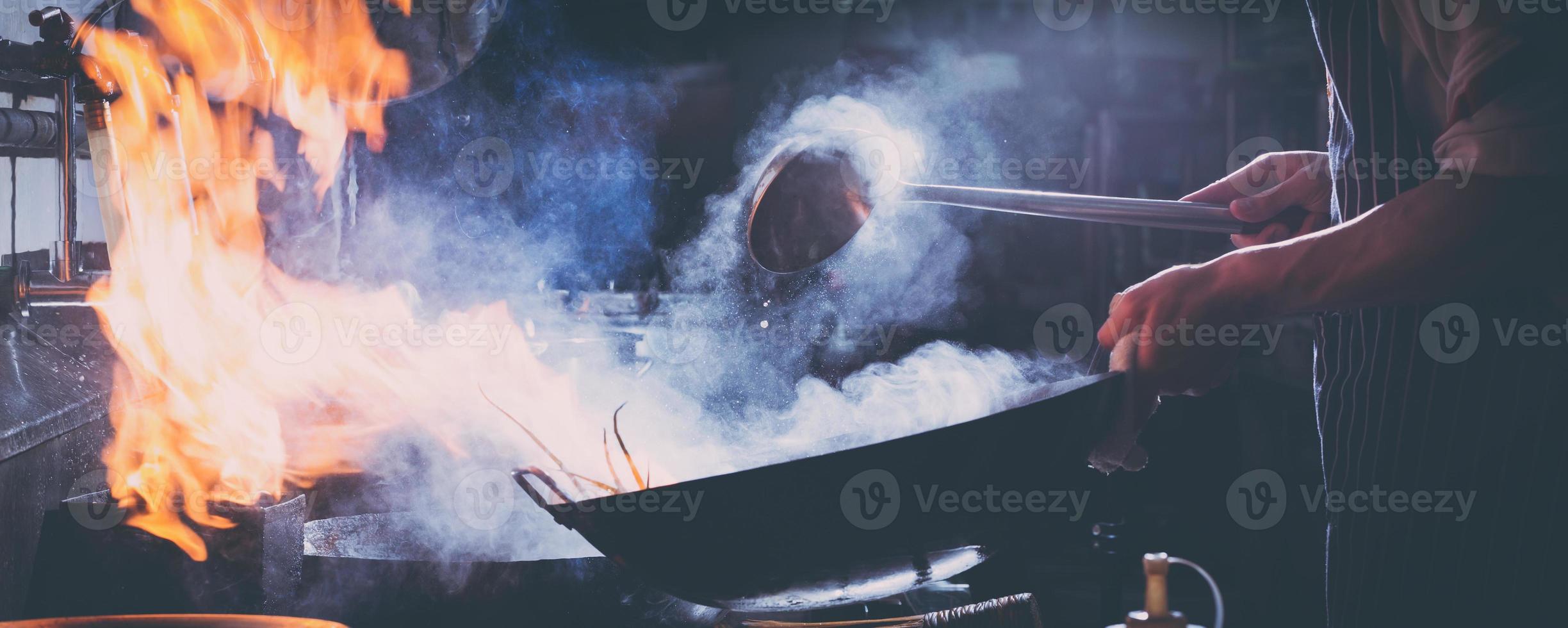 Chefkoch rühren braten beschäftigt kochen in der Küche foto