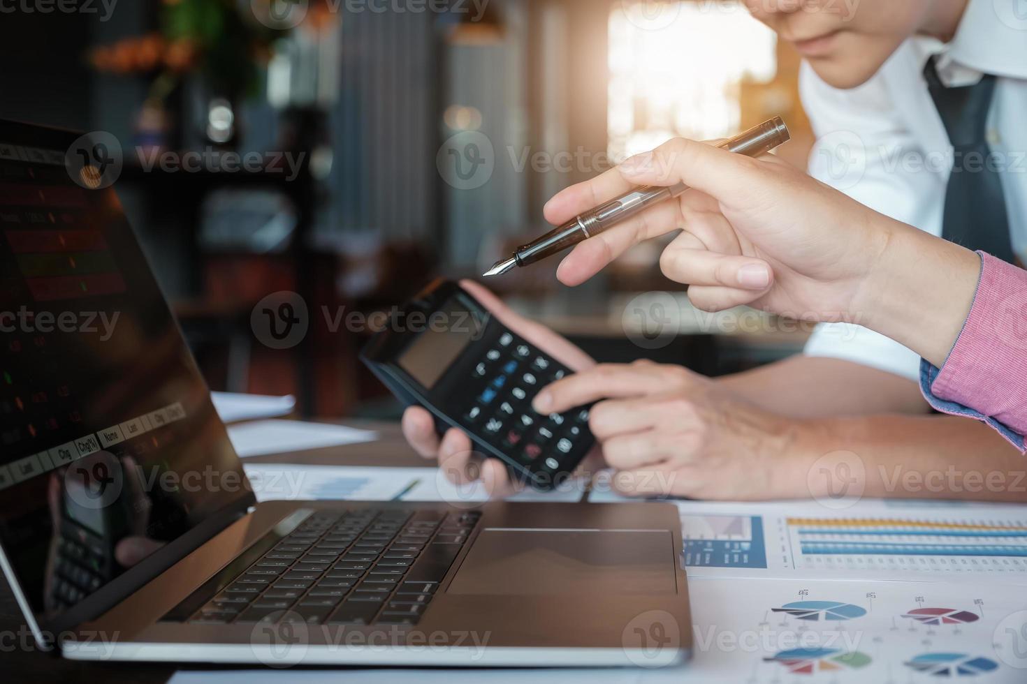 Wirtschaftsforschungsdiskussionen, Geschäftsteam analysiert Einkommenstabellen und -grafiken, um das Marketingkonzept mithilfe von Laptop und Stift für die Analyse zu planen. foto