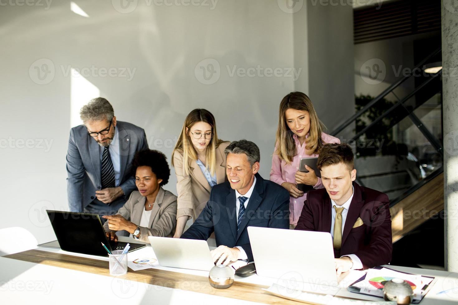 Gruppe von Geschäftsleuten, die ein neues Projekt vorbereiten foto