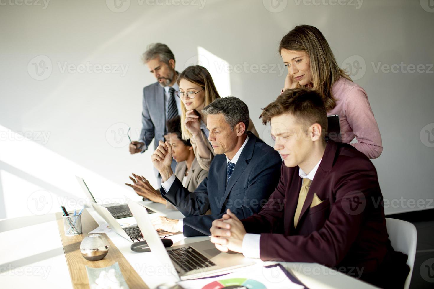 Gruppe von Geschäftsleuten in einer Besprechung foto