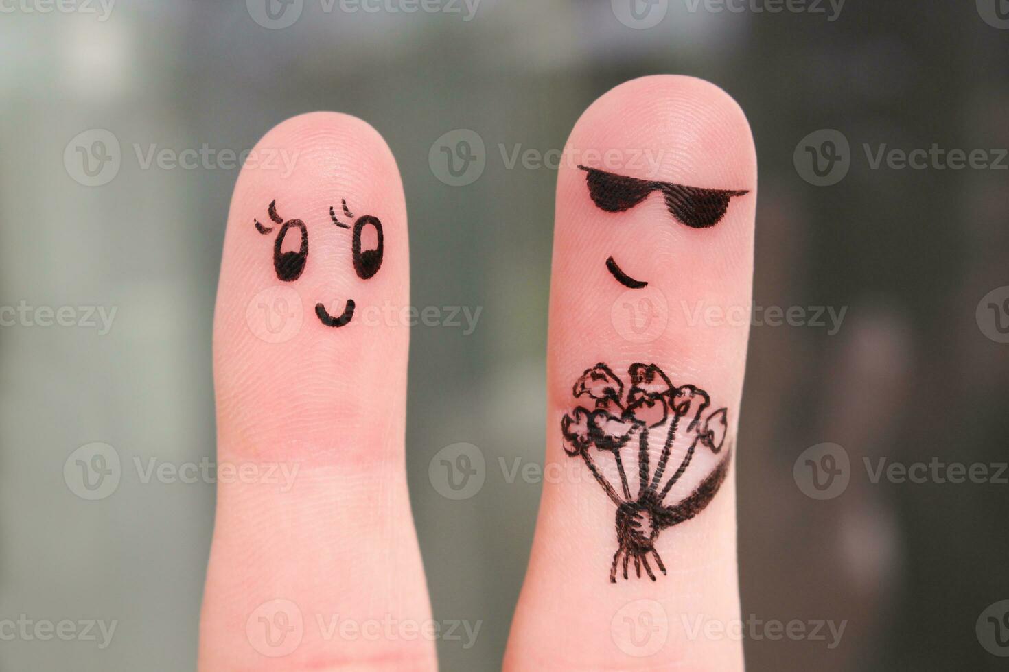 Finger Kunst von glücklich Paar. Mann ist geben Blumen zu Frau. foto