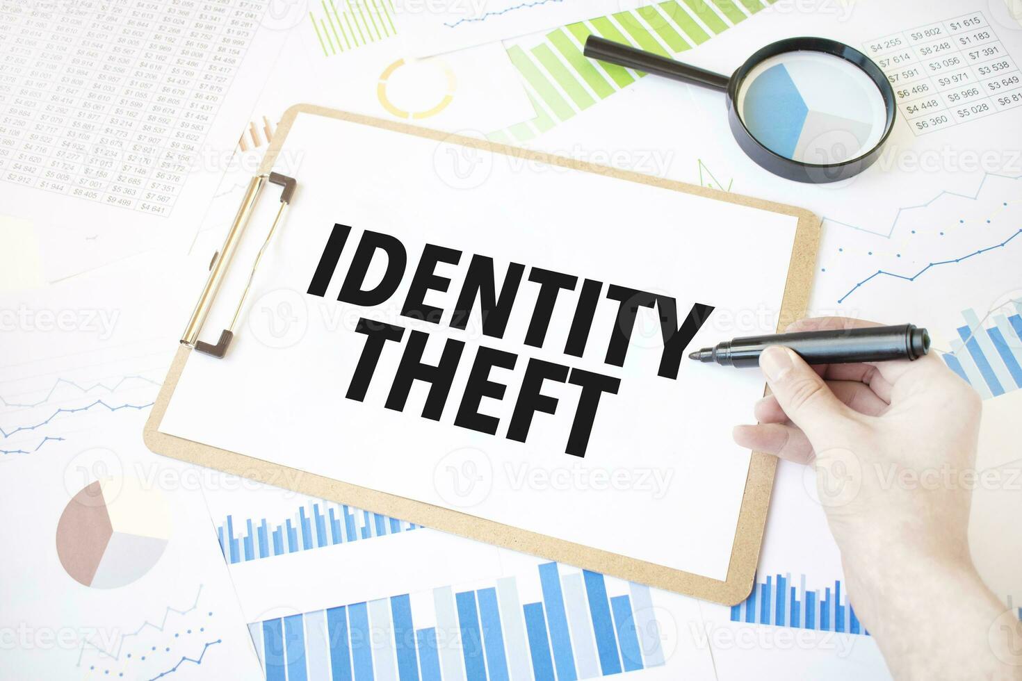 Text Identität Diebstahl auf Weiß Papier Blatt und Marker auf Geschäftsmann Hand auf das Diagramm. Geschäft Konzept foto